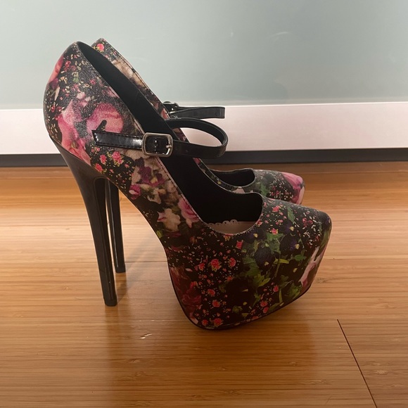New. 7.5.  Madison shoes, flowers on black - Picture 4 of 4